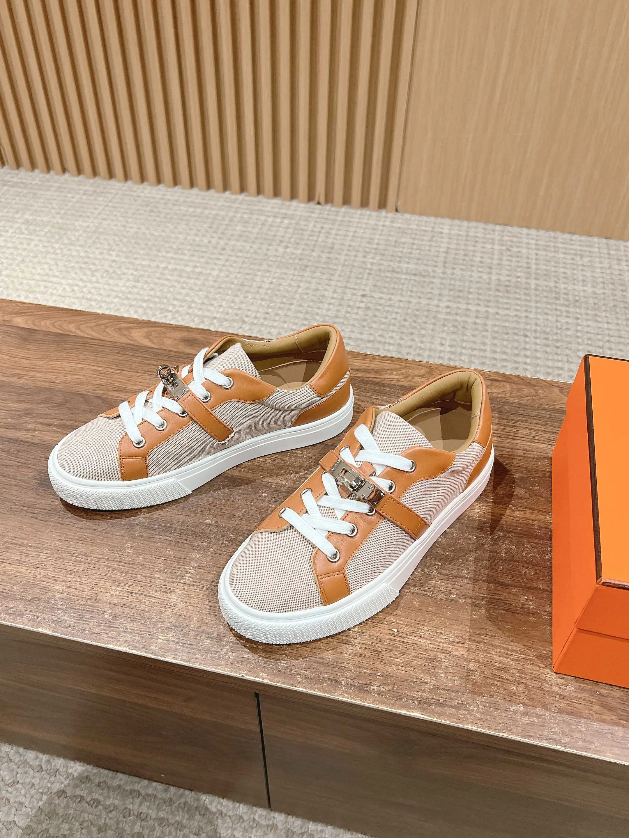 👟👟Ex-factory price 520👟👟 [Cloth cover] 🍓𝐇𝐄𝐑𝐌𝐄𝐒 Hermès classic couple model #𝐊𝐞𝐥𝐥𝐲 buckle casual white shoes skateboard shoes, no shoes collision at all, full of unknown Hermès It’s rare to find flat casual shoes, and they come with classic palladium-plated Kelly shoe buckles! People will fall in love with it at first glance. It is very versatile ~ you can wear it with skirts and pants at will. 🉑️Close your eyes and look super noble. ❥ MATERIAL Specific cowhide/canvas material, sheepskin lining, original molded TPU outsole Size: 35-44